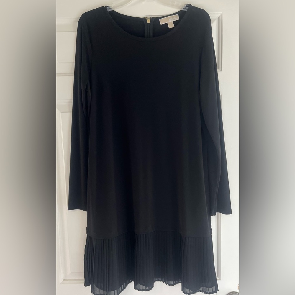 MICHAEL KORS BLACK PLEATED DRESS! Size L EUC length: 37.5”